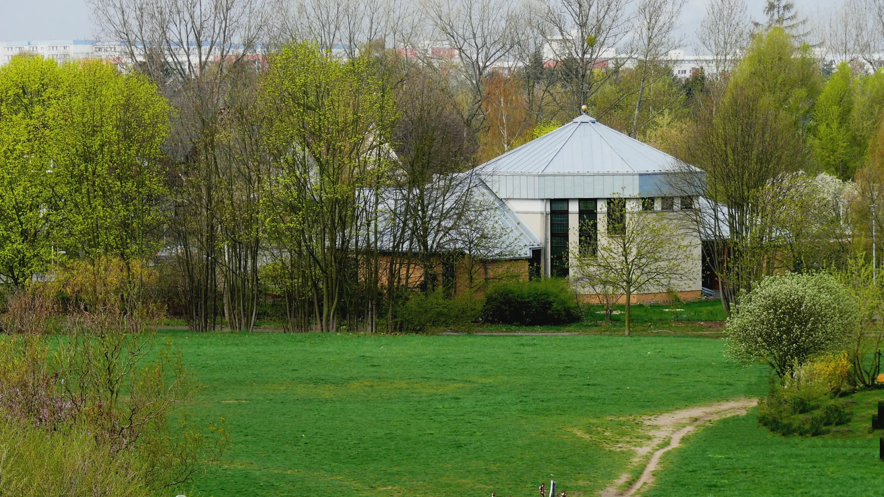 Blick auf die Hellersdorfer Kirche aus großer Entfernung.