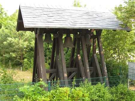 Der Glockenstuhl mit drei Glocken