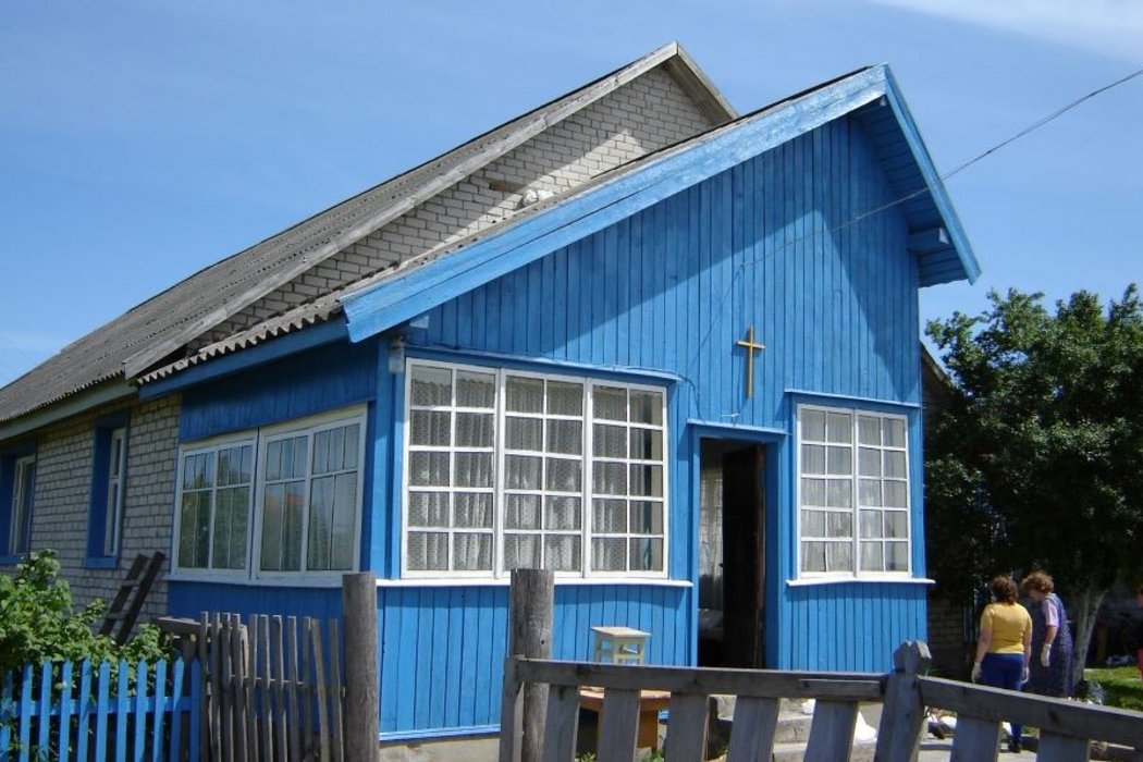 Das Gemeindehaus blau gestrichen