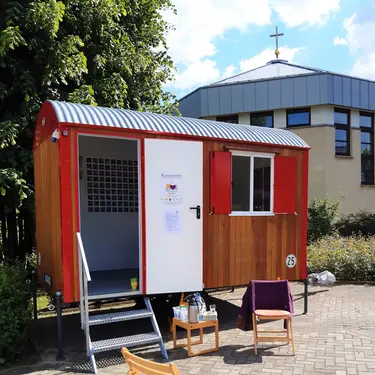Der Bauwagen vor dem Gemeindezentrum