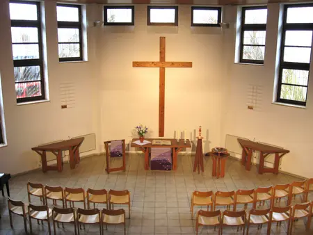 Blick in den Altarbereich des Gottesdienstraumes