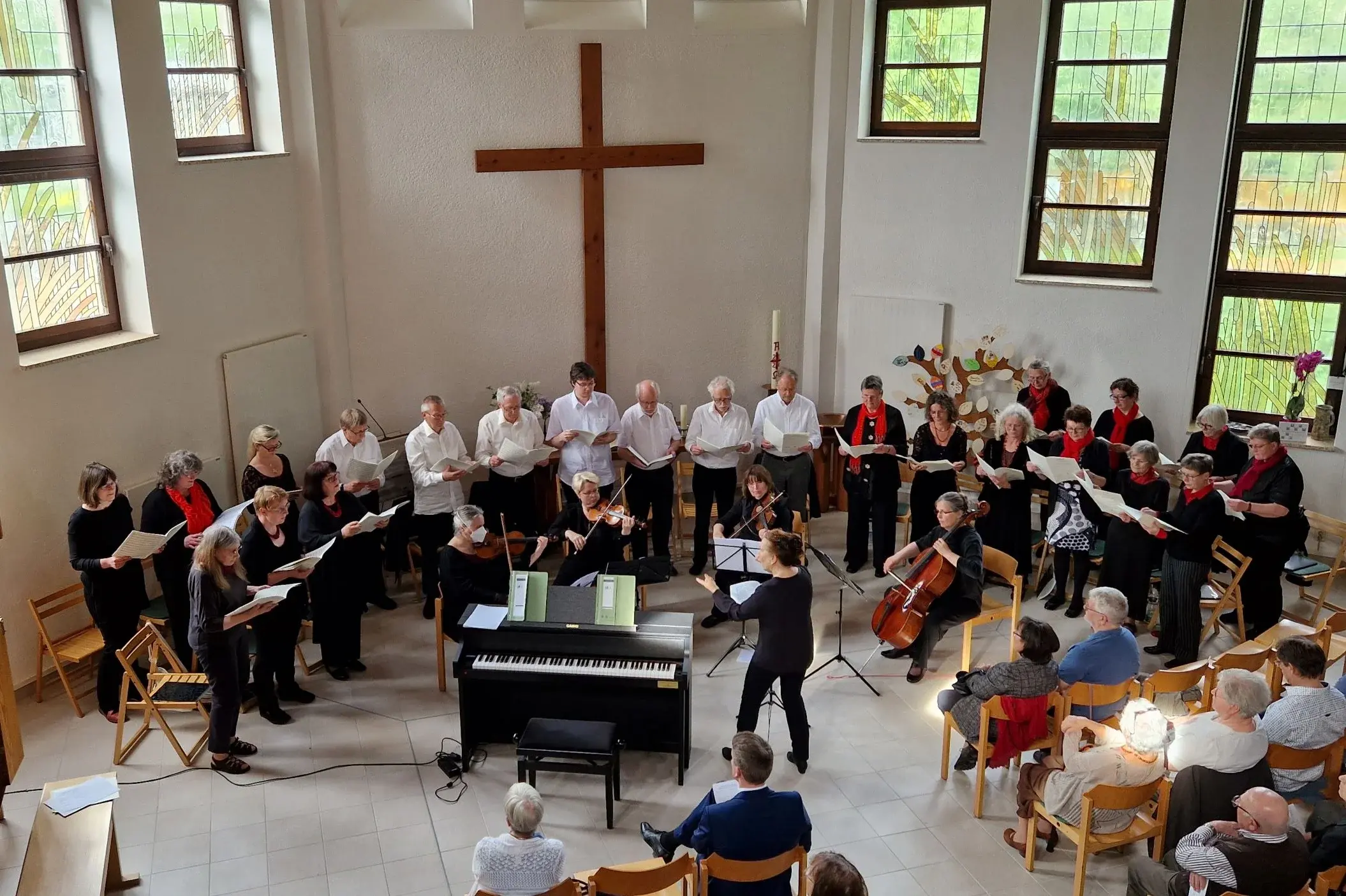 Chor und Musiker im Altarraum der Kirche