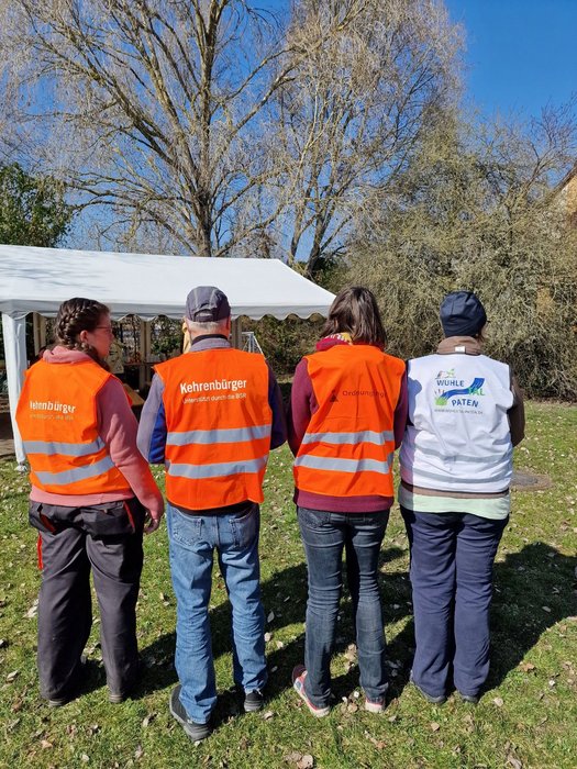 Vier Menschen in Warnwesten