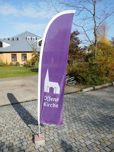 Beachflagge mit Aufschrift &quot;Offene KIrche&quot;