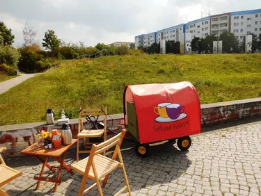 Klappstühle, Klapptisch und Caféwagen