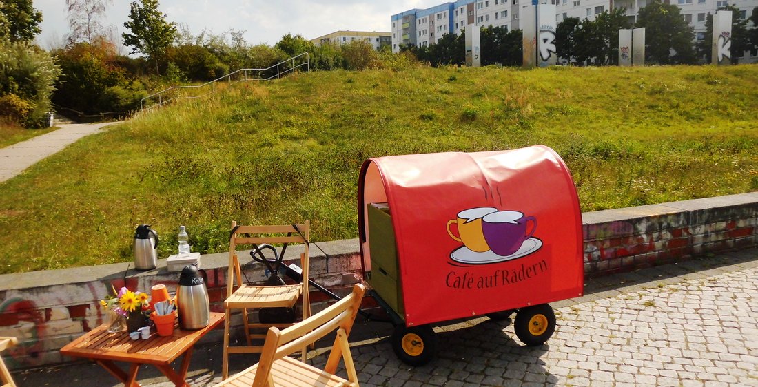 Klappstühle, Klapptisch und Caféwagen 
