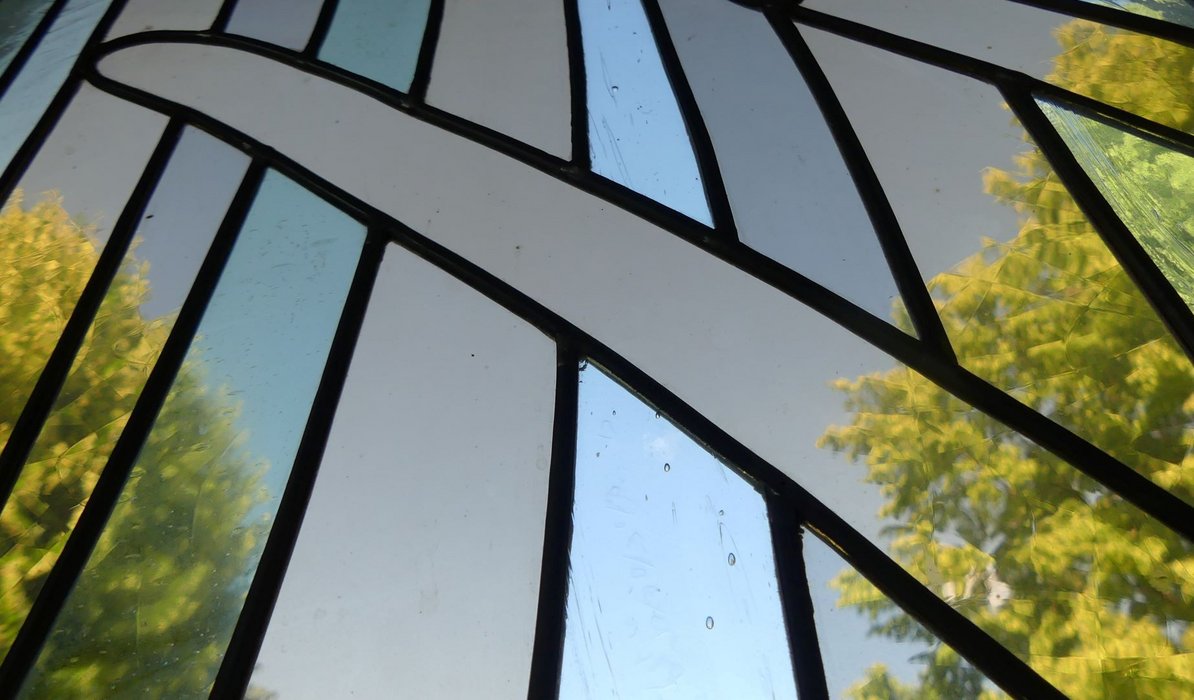Blick durch das Kirchenfenster