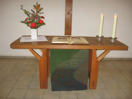 Der Altar mit Kerzen und Blumenstrauß
