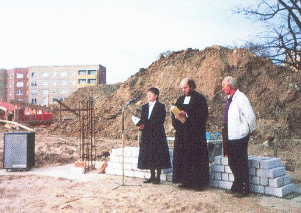 Pfarrerin Monika Feldmann und Pfarrer Hartmut Wittig bei der Grundsteinlegung am 9.10.1990