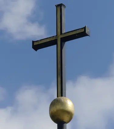 Das Kreuz vor blauem Himmel